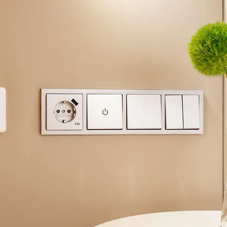 إن إتش سيتي فندق 4*